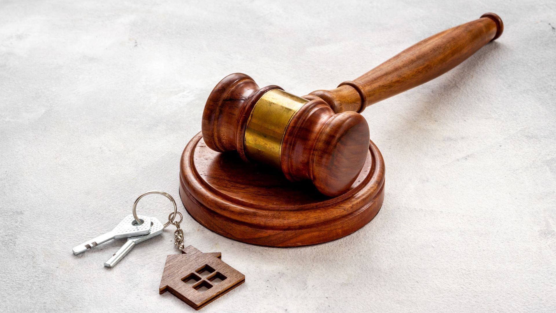 Image of gavel and house keys