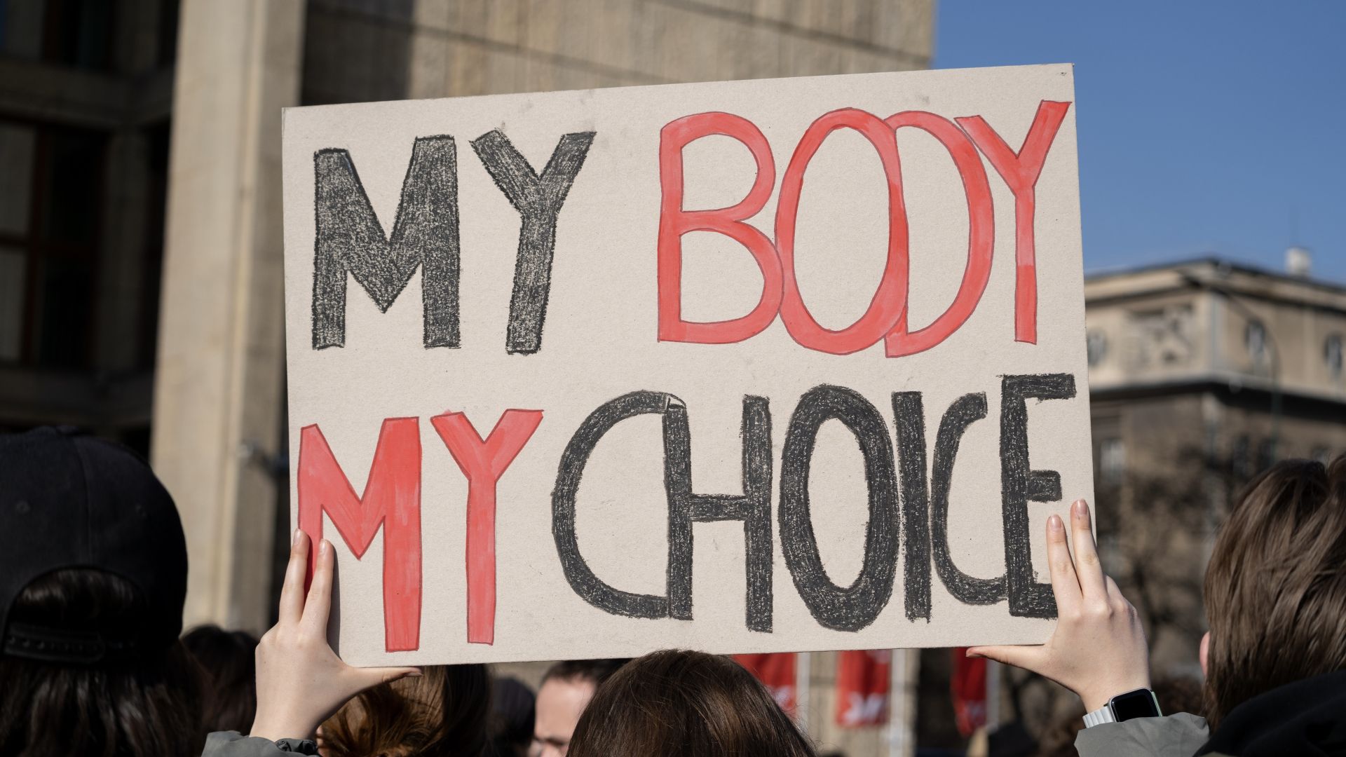 Woman holding placard saying: "My Body My Choice"