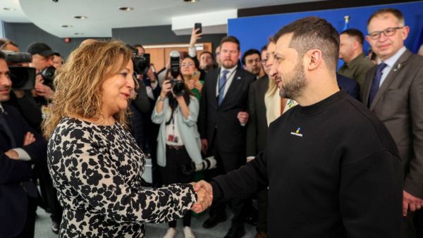 Zelensky and Iratxe shaking hands in the EP