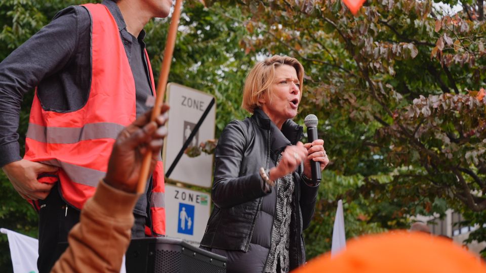 Estelle Ceulemans speaking at the workers' protest in Brussels